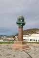 Ein Tag in Hammerfest, der nÃ¶rdlichsten (grÃ¶Ãeren) Stadt Europas; Blick auf das Meridianmonument in Hammerfest