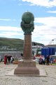 Ein Tag in Hammerfest, der nÃ¶rdlichsten (grÃ¶Ãeren) Stadt Europas; Blick auf das Meridianmonument in Hammerfest